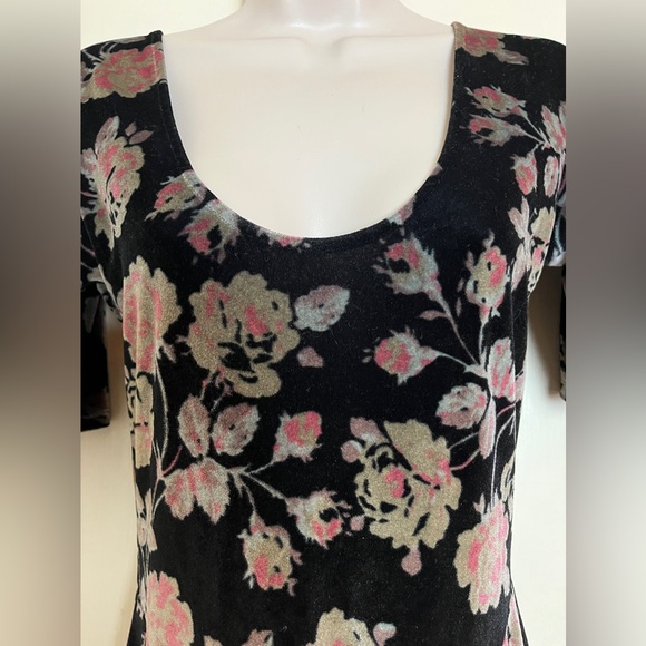 Kimchi Blue - Velvet Floral Short Sleeve Dress with Scoop Back - Picture 11 of 12